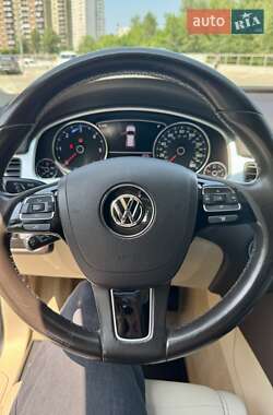 Позашляховик / Кросовер Volkswagen Touareg 2014 в 