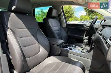 Внедорожник / Кроссовер Volkswagen Touareg 2012 в 