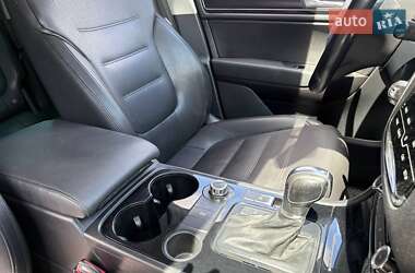 Внедорожник / Кроссовер Volkswagen Touareg 2012 в 