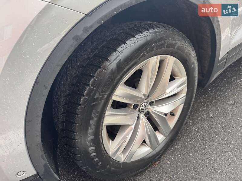 Позашляховик / Кросовер Volkswagen Touareg 2019 в Тернополі