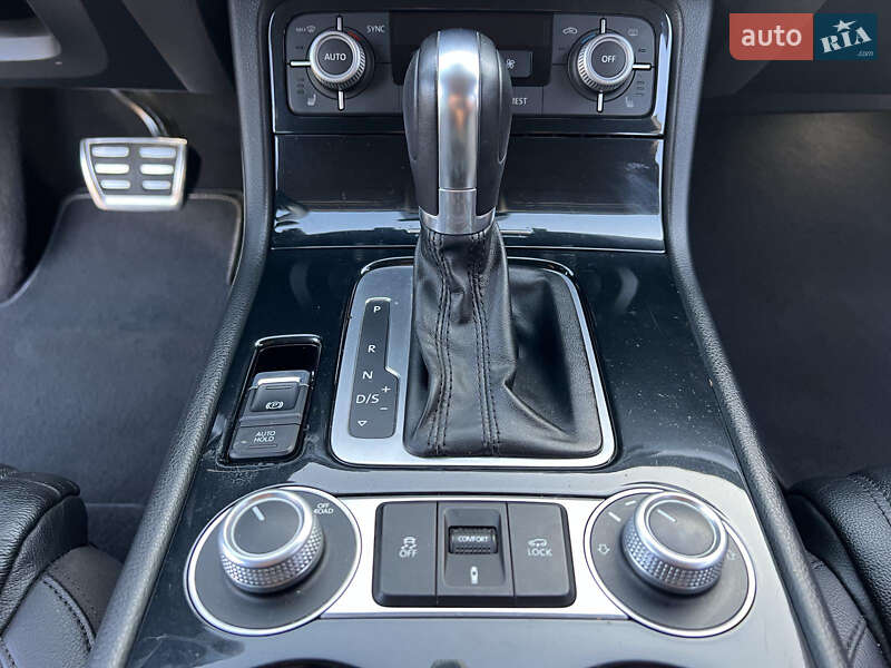 Внедорожник / Кроссовер Volkswagen Touareg 2015 в Кривом Роге