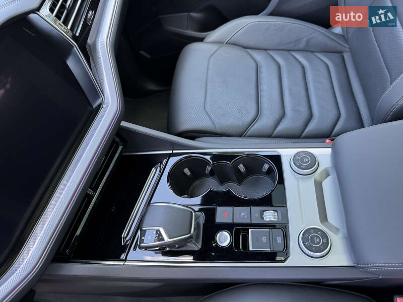 Позашляховик / Кросовер Volkswagen Touareg 2020 в Києві