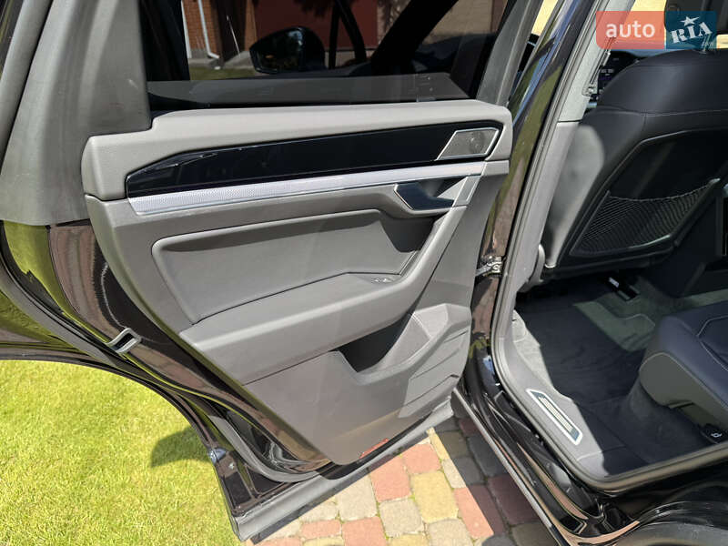 Позашляховик / Кросовер Volkswagen Touareg 2020 в Києві