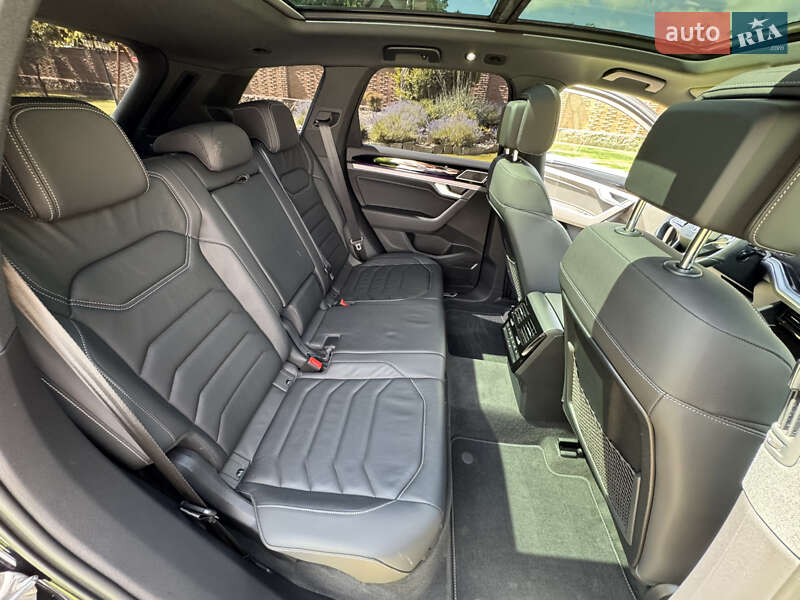 Позашляховик / Кросовер Volkswagen Touareg 2020 в Києві