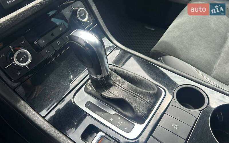 Внедорожник / Кроссовер Volkswagen Touareg 2014 в Черновцах