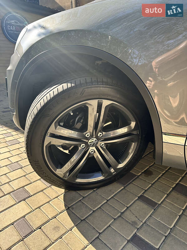 Позашляховик / Кросовер Volkswagen Touareg 2015 в Миколаєві