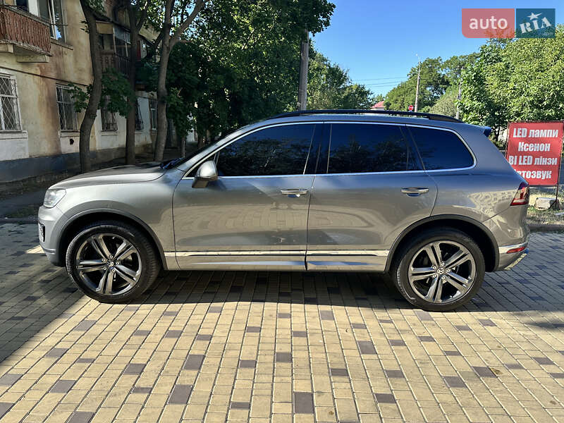 Позашляховик / Кросовер Volkswagen Touareg 2015 в Миколаєві