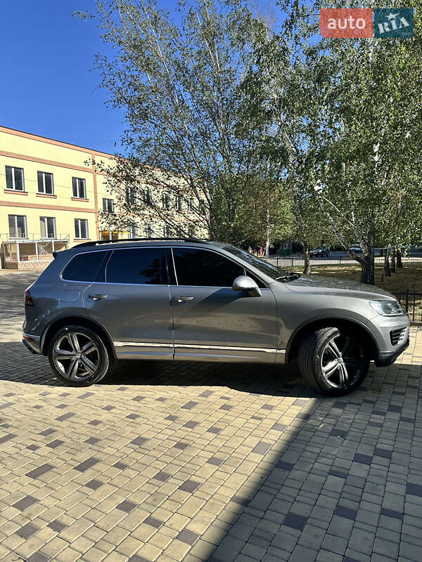 Позашляховик / Кросовер Volkswagen Touareg 2015 в Миколаєві