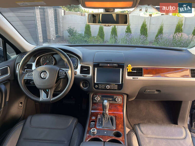 Внедорожник / Кроссовер Volkswagen Touareg 2014 в Киеве
