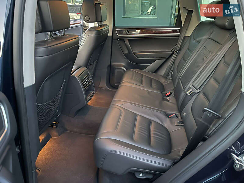 Внедорожник / Кроссовер Volkswagen Touareg 2014 в Киеве