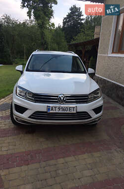 Позашляховик / Кросовер Volkswagen Touareg 2015 в Косові