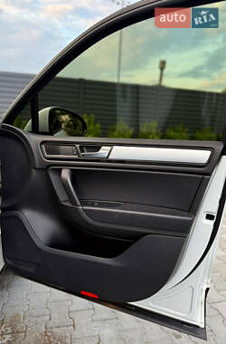 Позашляховик / Кросовер Volkswagen Touareg 2013 в 