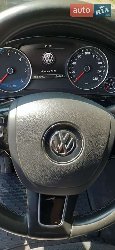 Позашляховик / Кросовер Volkswagen Touareg 2015 в Лубнах