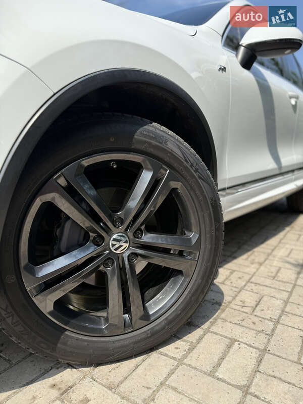 Внедорожник / Кроссовер Volkswagen Touareg 2013 в Запорожье