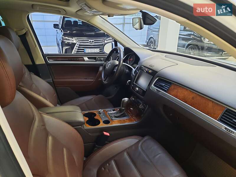 Внедорожник / Кроссовер Volkswagen Touareg 2014 в Хмельницком