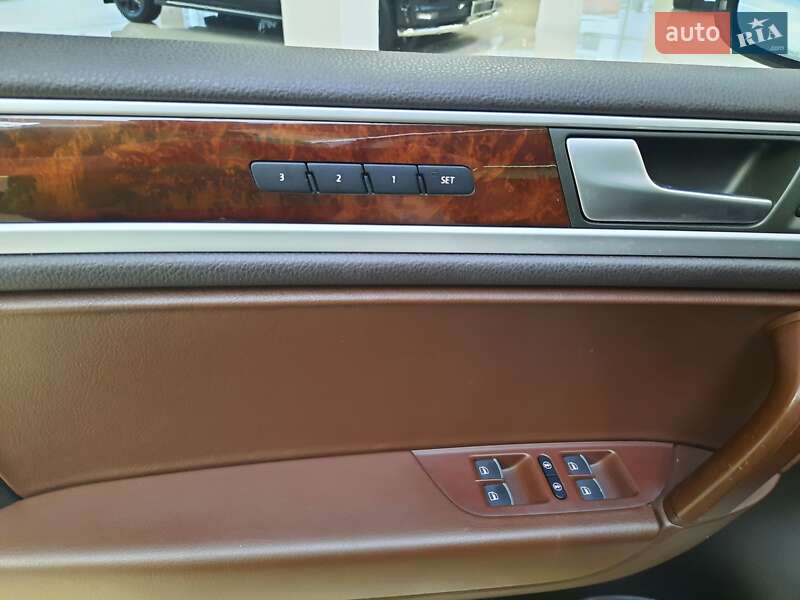 Внедорожник / Кроссовер Volkswagen Touareg 2014 в Хмельницком