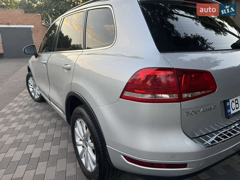 Внедорожник / Кроссовер Volkswagen Touareg 2012 в Киеве