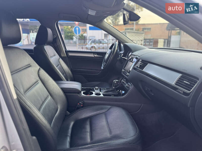 Внедорожник / Кроссовер Volkswagen Touareg 2012 в Киеве