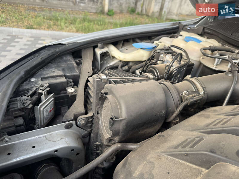 Внедорожник / Кроссовер Volkswagen Touareg 2012 в Киеве