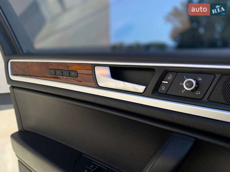 Внедорожник / Кроссовер Volkswagen Touareg 2012 в Киеве