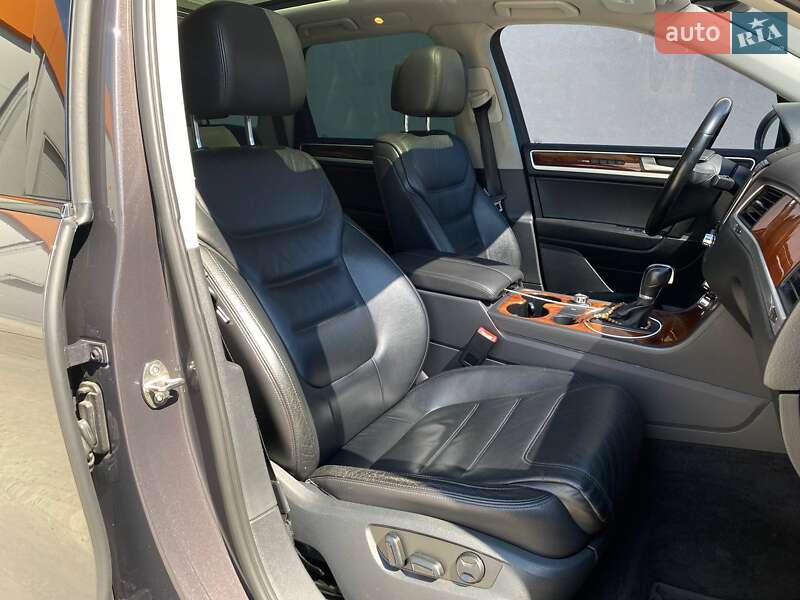 Внедорожник / Кроссовер Volkswagen Touareg 2012 в Киеве