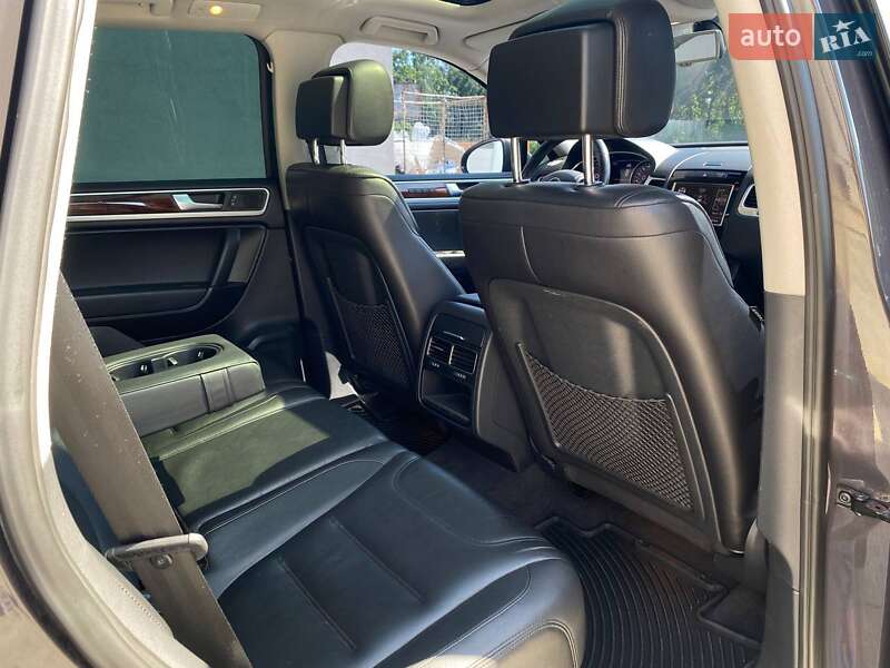 Внедорожник / Кроссовер Volkswagen Touareg 2012 в Киеве