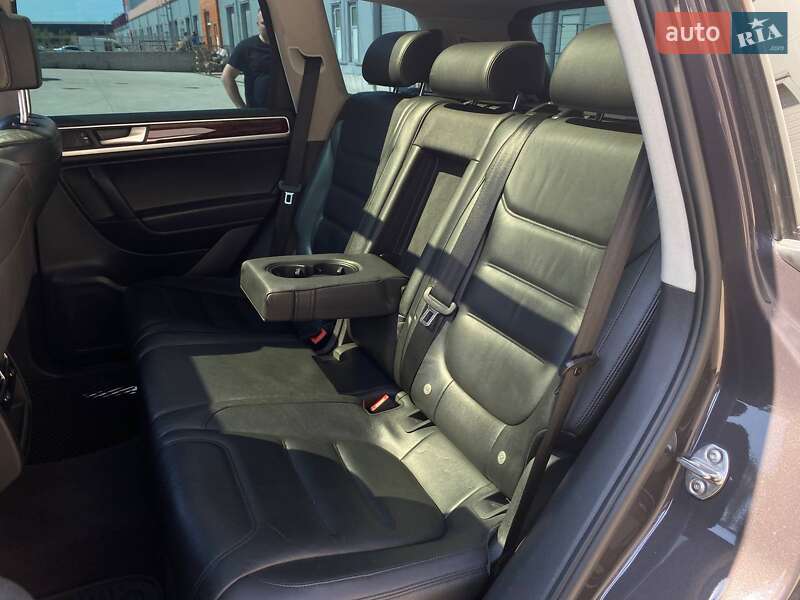 Внедорожник / Кроссовер Volkswagen Touareg 2012 в Киеве