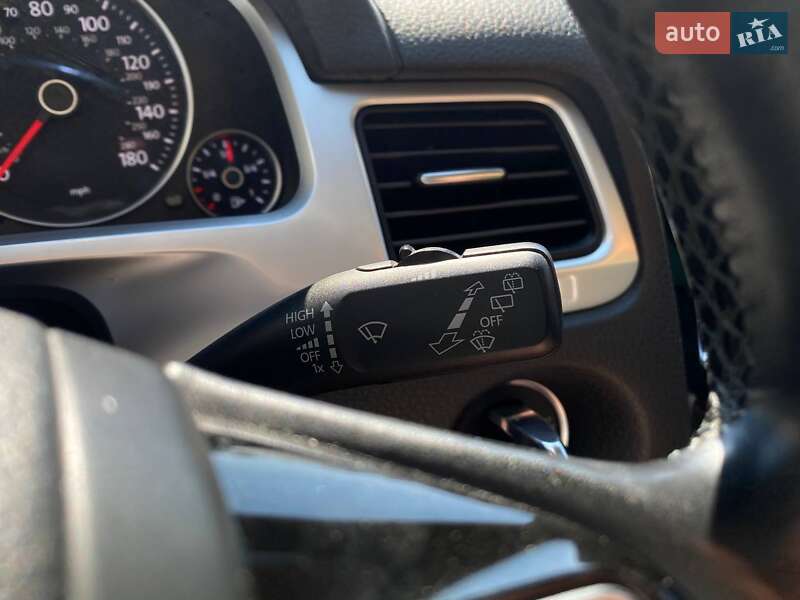Внедорожник / Кроссовер Volkswagen Touareg 2012 в Киеве
