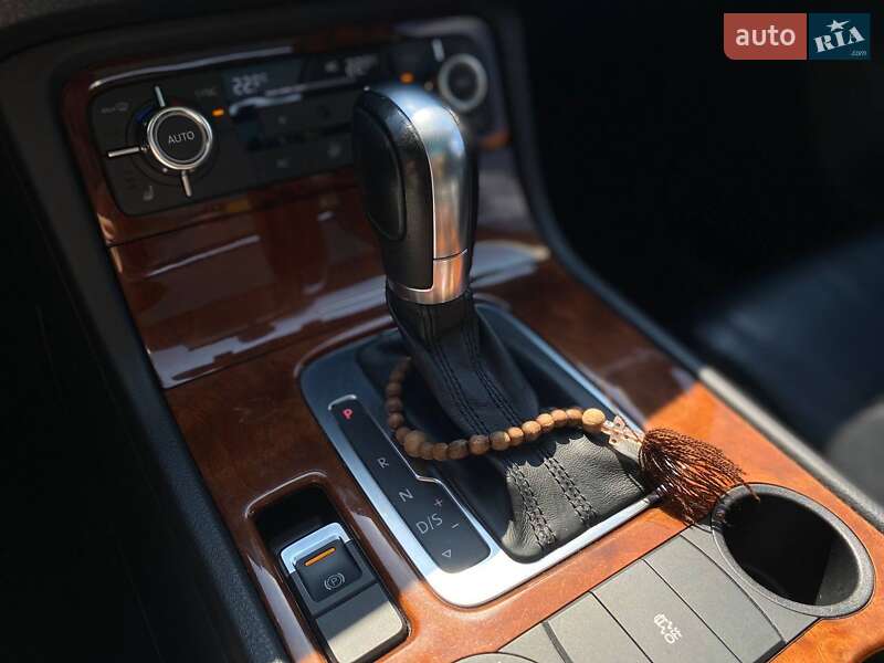 Внедорожник / Кроссовер Volkswagen Touareg 2012 в Киеве