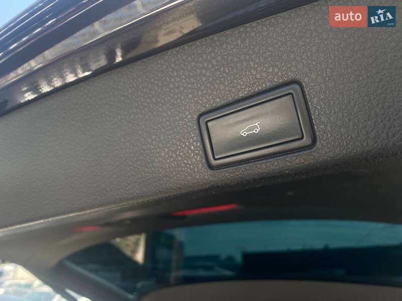 Внедорожник / Кроссовер Volkswagen Touareg 2012 в Киеве