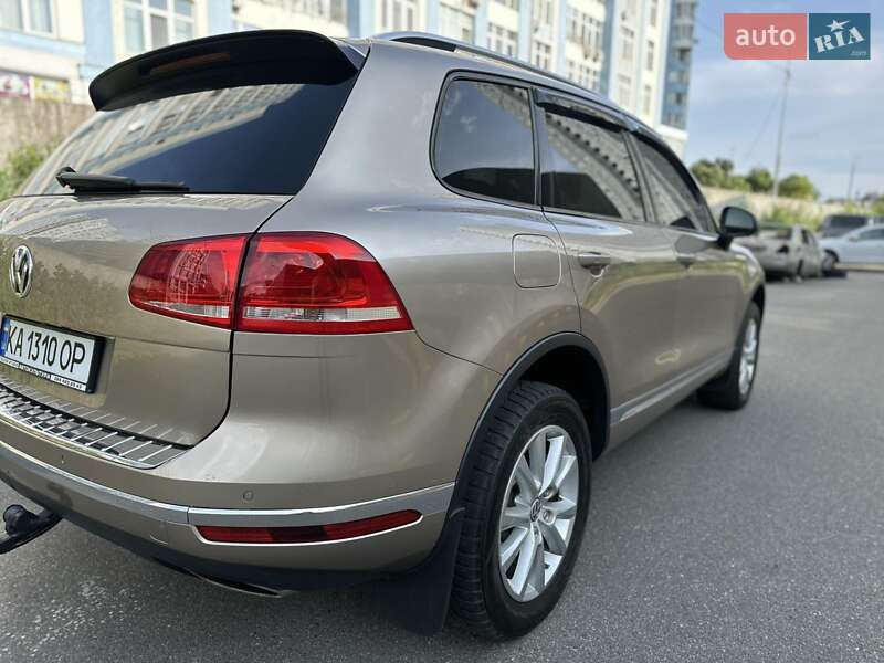 Внедорожник / Кроссовер Volkswagen Touareg 2015 в Киеве