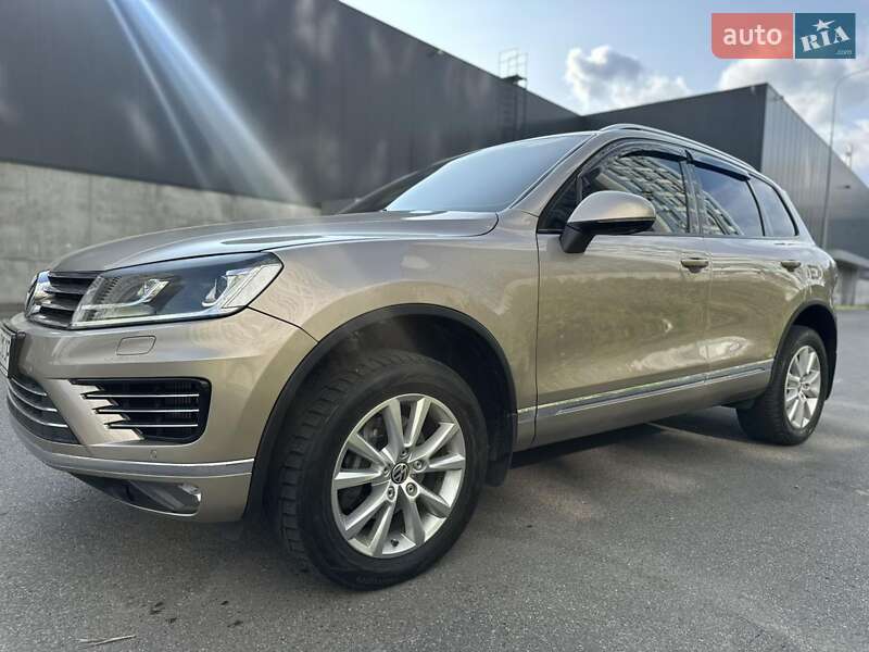 Внедорожник / Кроссовер Volkswagen Touareg 2015 в Киеве