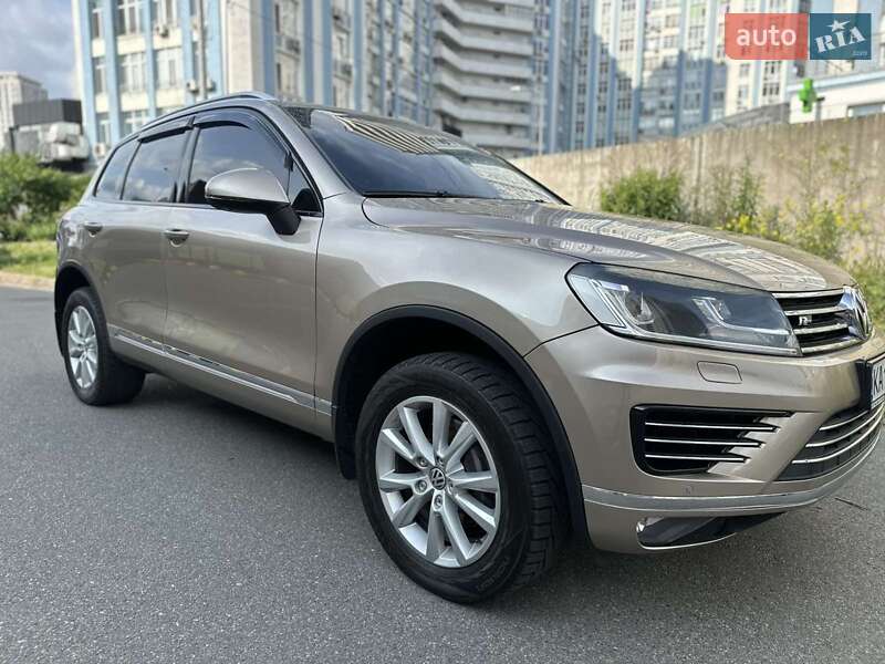 Внедорожник / Кроссовер Volkswagen Touareg 2015 в Киеве