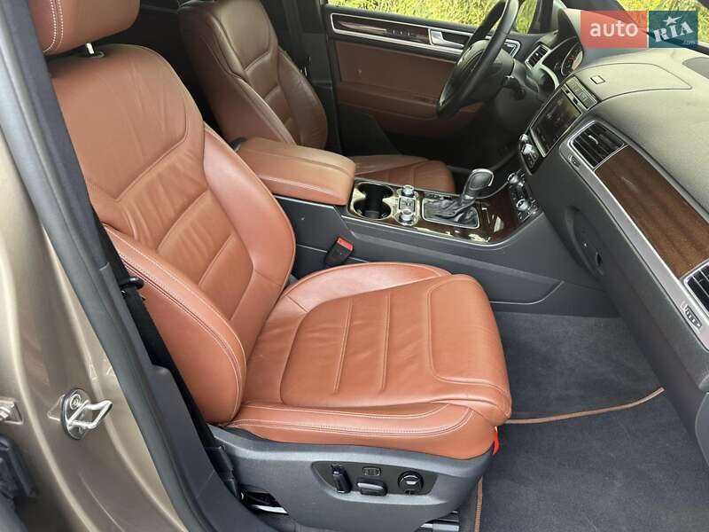 Внедорожник / Кроссовер Volkswagen Touareg 2015 в Киеве