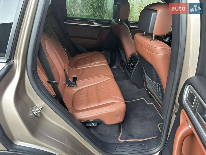Внедорожник / Кроссовер Volkswagen Touareg 2015 в Киеве