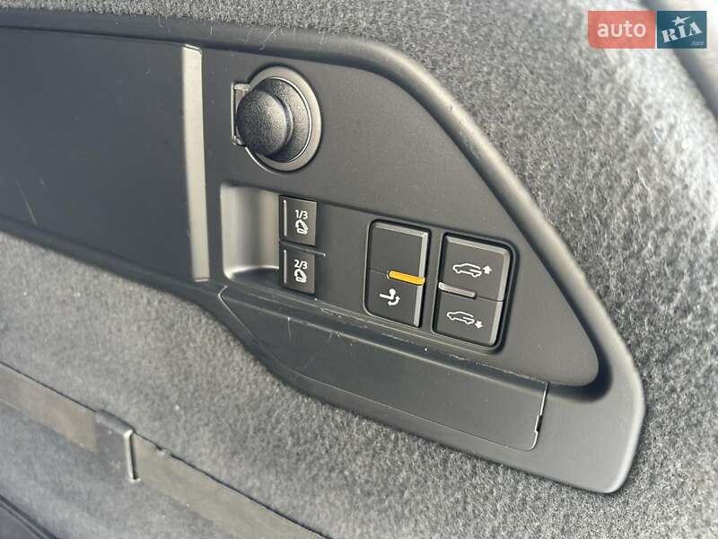 Внедорожник / Кроссовер Volkswagen Touareg 2015 в Киеве