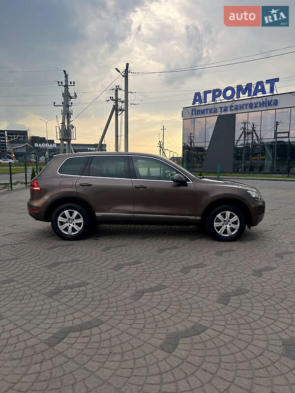 Внедорожник / Кроссовер Volkswagen Touareg 2011 в Луцке
