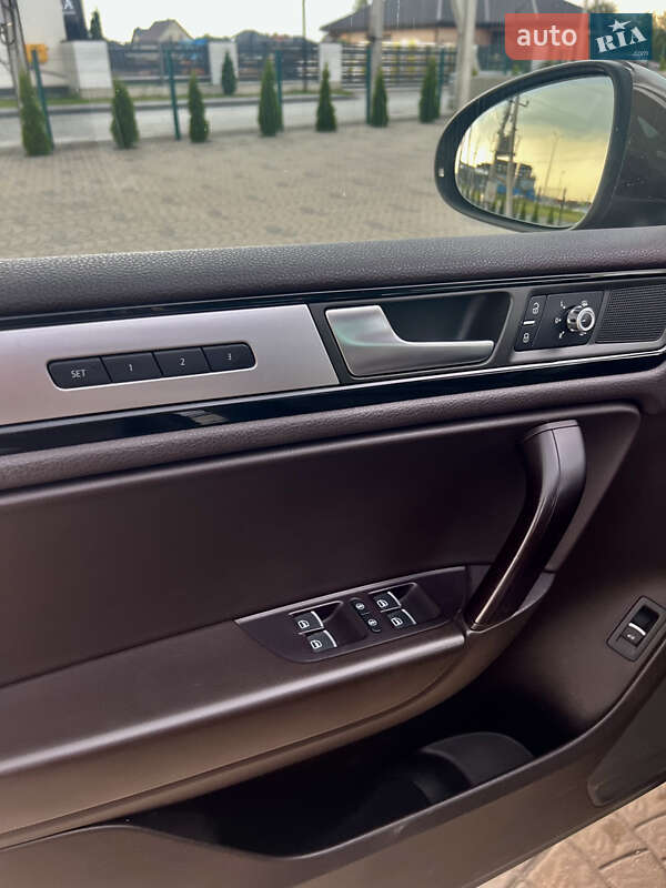 Внедорожник / Кроссовер Volkswagen Touareg 2011 в Луцке