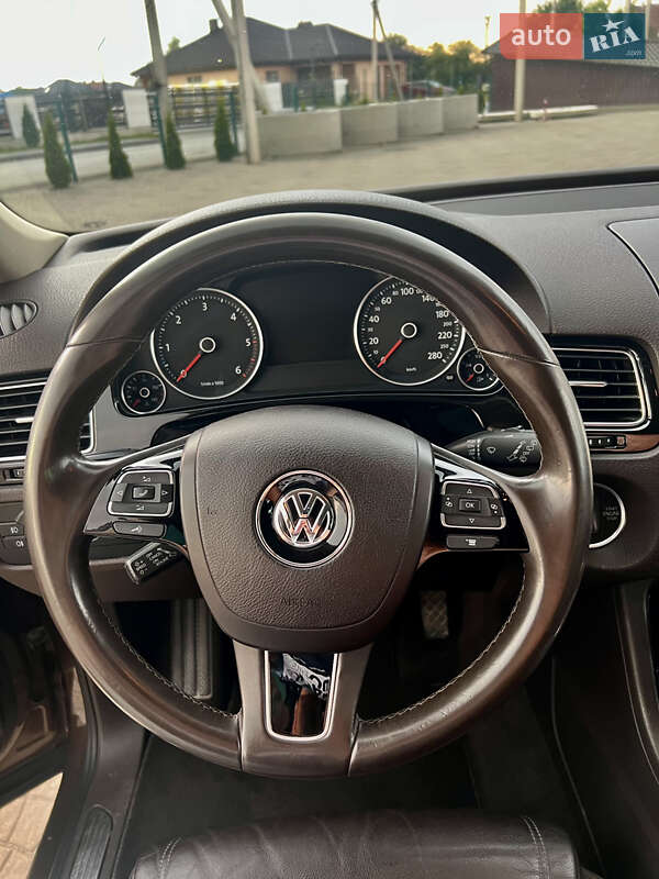 Внедорожник / Кроссовер Volkswagen Touareg 2011 в Луцке