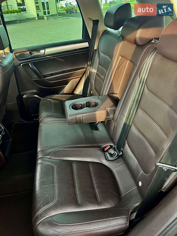 Внедорожник / Кроссовер Volkswagen Touareg 2011 в Луцке