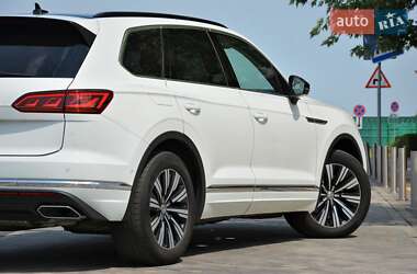 Внедорожник / Кроссовер Volkswagen Touareg 2019 в 