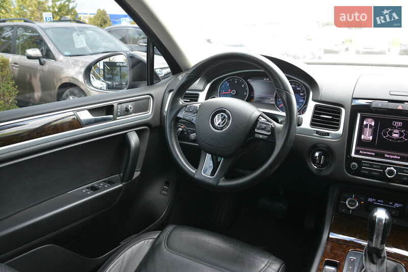 Внедорожник / Кроссовер Volkswagen Touareg 2012 в Киеве
