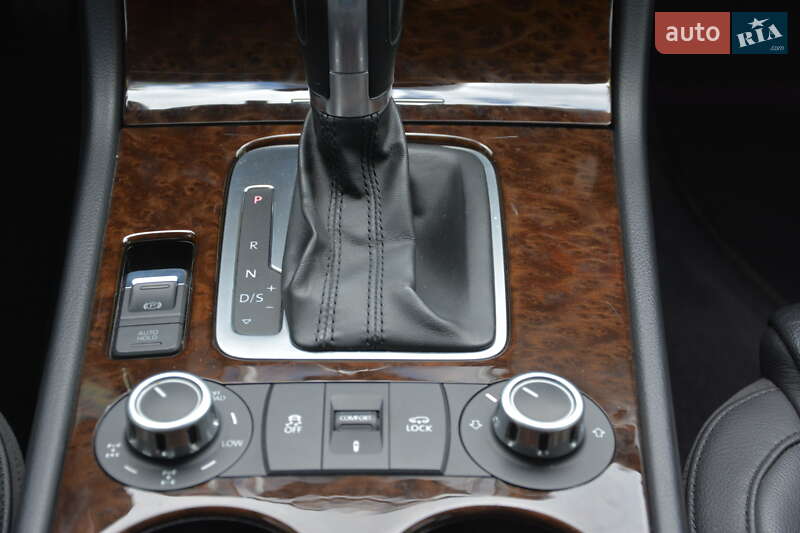 Внедорожник / Кроссовер Volkswagen Touareg 2012 в Киеве
