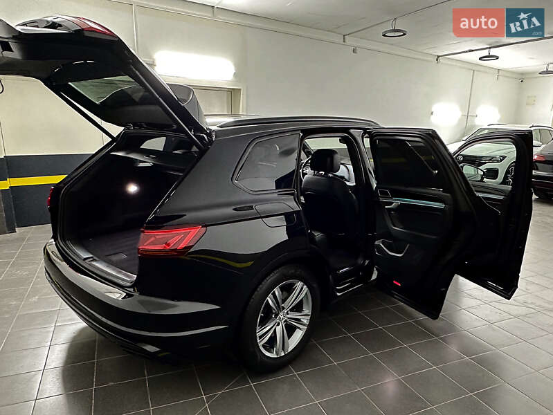 Внедорожник / Кроссовер Volkswagen Touareg 2019 в Казатине