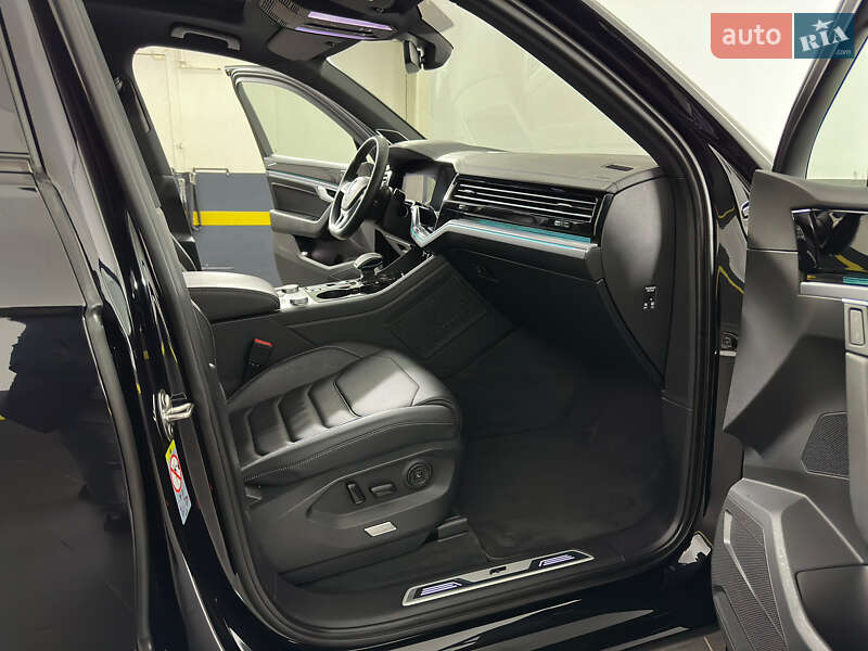 Внедорожник / Кроссовер Volkswagen Touareg 2019 в Казатине