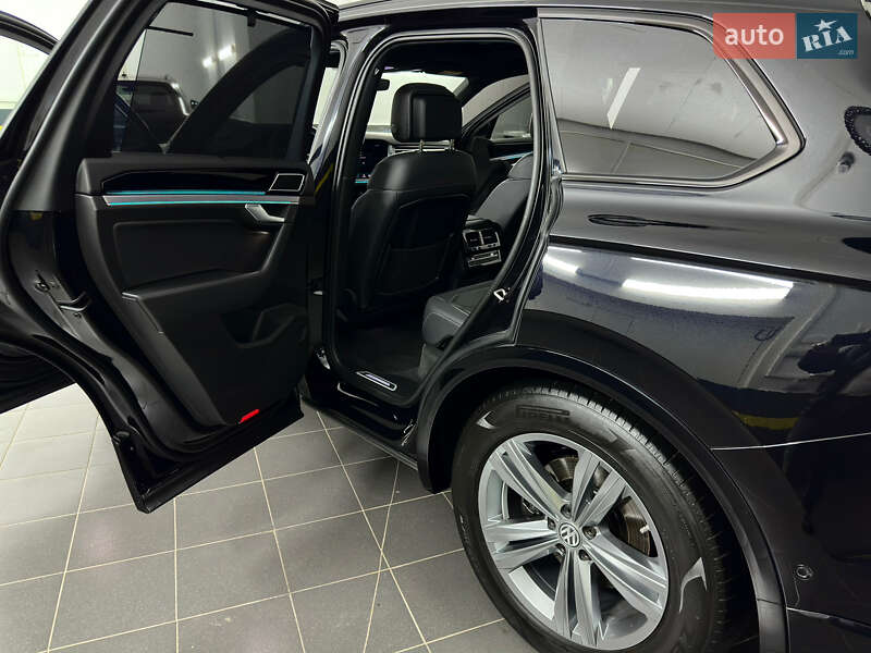 Внедорожник / Кроссовер Volkswagen Touareg 2019 в Казатине