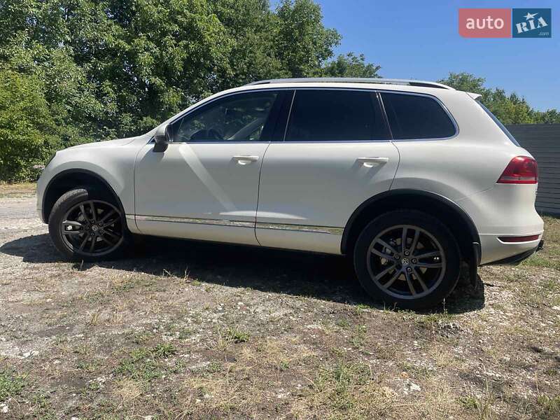 Позашляховик / Кросовер Volkswagen Touareg 2011 в Хмельницькому