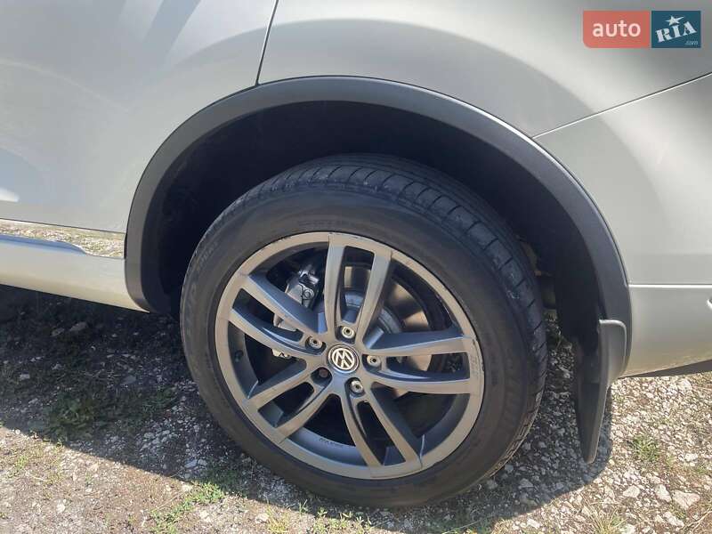 Позашляховик / Кросовер Volkswagen Touareg 2011 в Хмельницькому