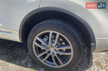 Позашляховик / Кросовер Volkswagen Touareg 2011 в 