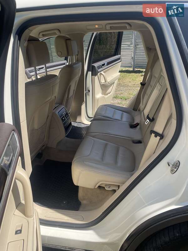 Позашляховик / Кросовер Volkswagen Touareg 2011 в Хмельницькому